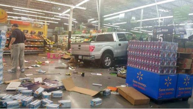 Mueren 3 al impactarse camioneta en Walmart de Iowa