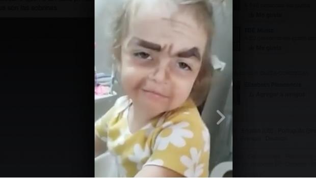 VIDEO: La gente no para de reír con esta niña y su maquillaje de princesa