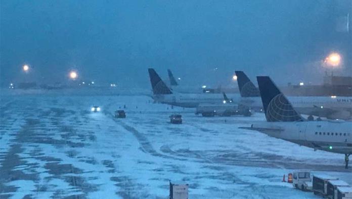 Cierran aeropuertos de NY por tormenta de nieve