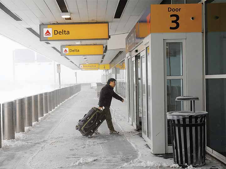 Nevadas generan caos en costa este de EU