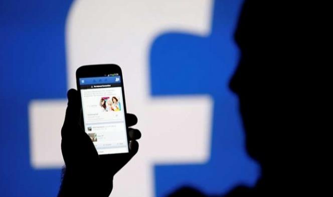 Facebook paga por los cambios; sus acciones van a la baja