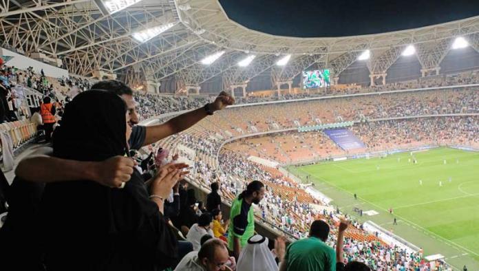 Por primera vez, mujeres saudíes entran en un estadio de futbol
