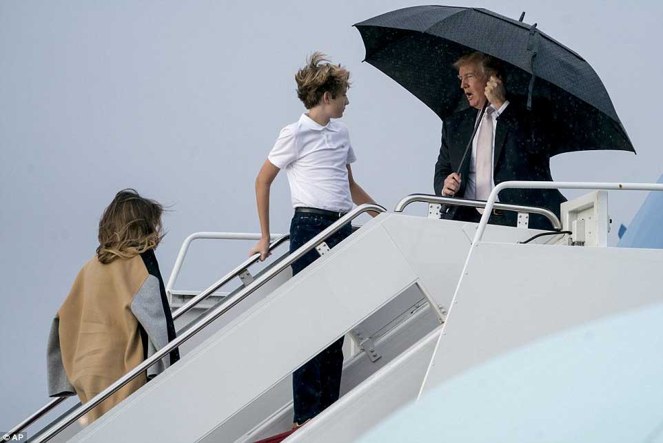 Trump abandona a su suerte a Melania y Barron en la lluvia