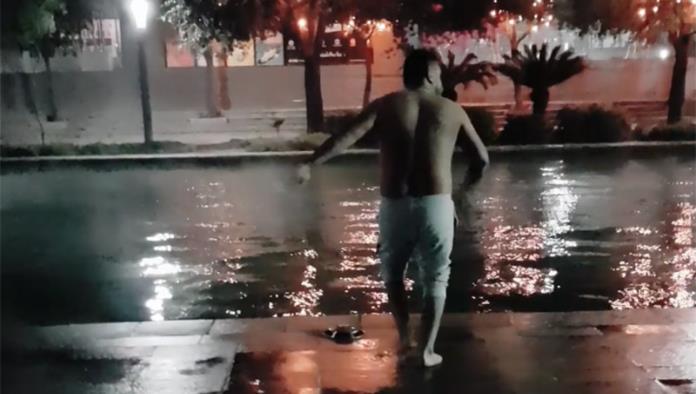 ¿Frío? Hombre lo desafía y se lanza al lago de Paseo Santa Lucía