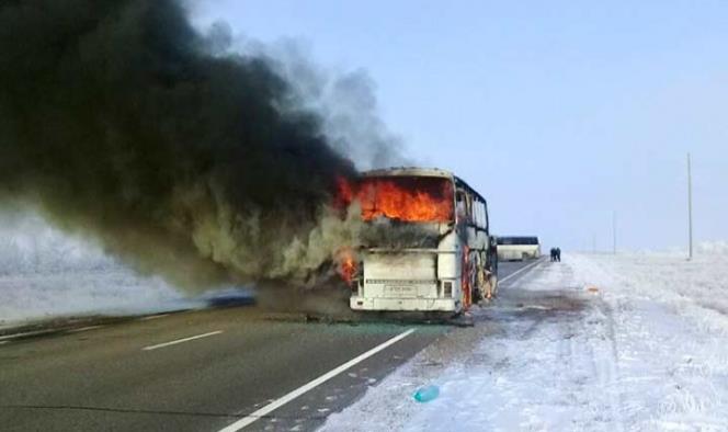 Mueren 52 personas tras incendiarse un autobús en Kazajistán
