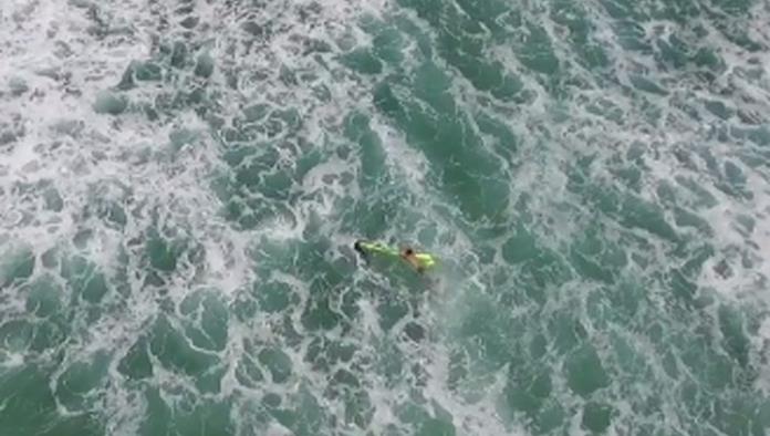 Video: Dron rescata a dos surfistas atrapados en Australia