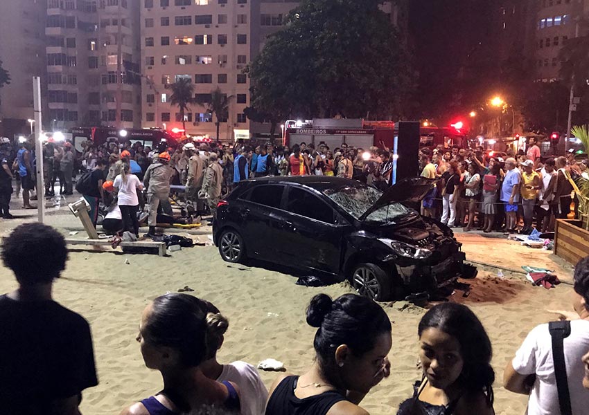 ¡Brutal accidente en Brasil! Auto arrolla a multitud en Copacabana