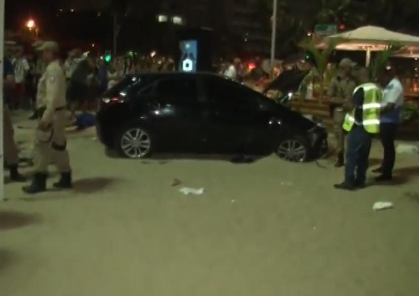 ¡Brutal accidente en Brasil! Auto arrolla a multitud en Copacabana
