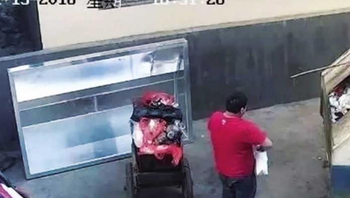 Cámaras captan a un hombre que tira a su bebé a la basura