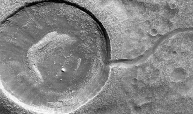 NASA difunde fotografía de cráter con forma de renacuajo en Marte