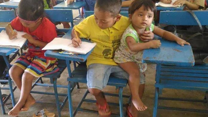Niño de 7 años lleva a su hermano menor a la escuela