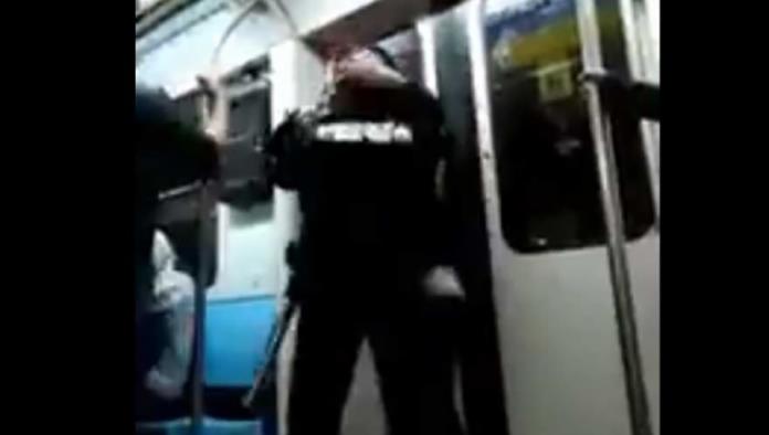 Mujer hace del Metro de Monterrey un ring: golpea a agente