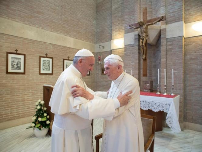 El Vaticano niega enfermedad paralizante de Benedicto XVI