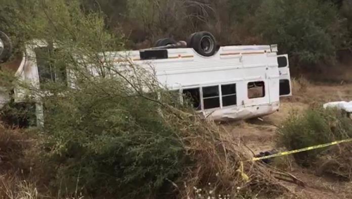 Volcadura de camión deja dos muertos y 19 heridos