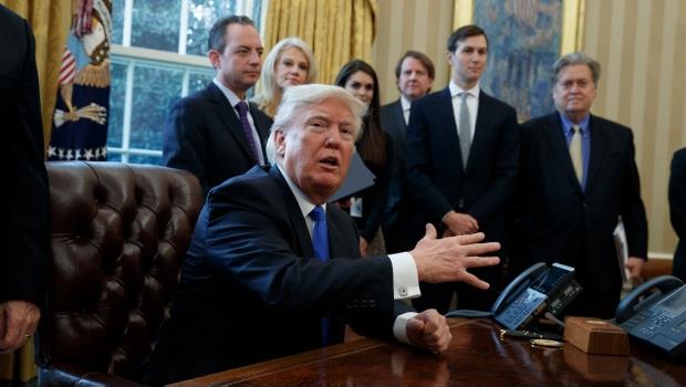 Trump firmará órdenes ejecutivas sobre inmigración; podría incluir muro