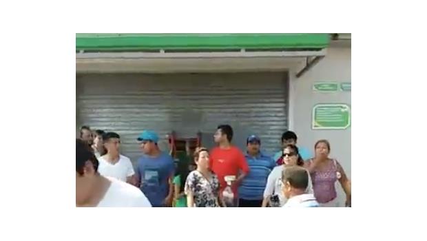 Vecinos defienden a comercios de saqueadores en Veracruz