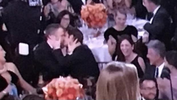El beso de Ryan Reynolds y Andrew Garfield en los Globos de Oro