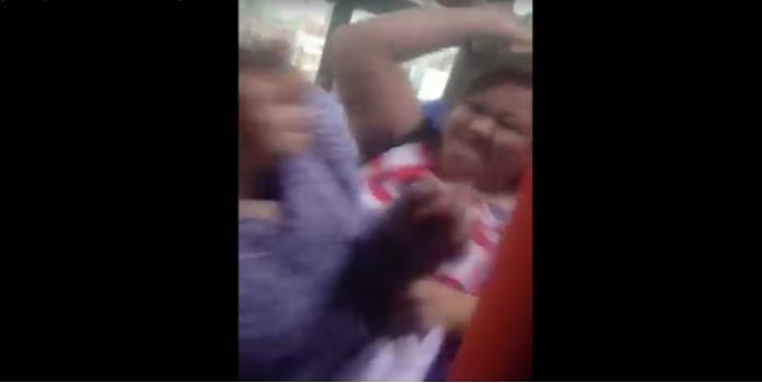 VIDEO: Se pelean mujeres por un asiento en transporte público de Monterrey