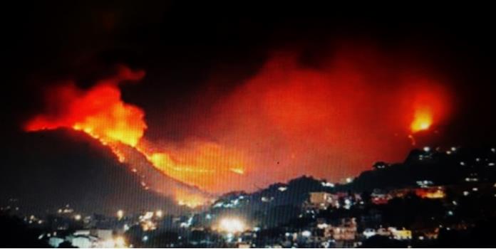 Incendio forestal se propaga por Acapulco