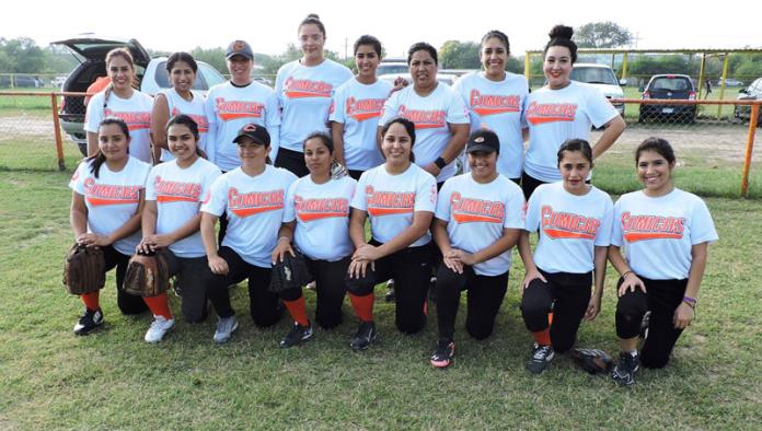Yankees y Cachorras marcan el paso en la Liga Municipal de Softbol Femenil