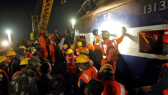 Mueren al menos 119 personas, hay más de 150 heridos por descarrilamiento de tren en India