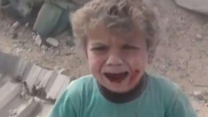 Niño llora y pregunta por madre luego de bombardeo en Siria