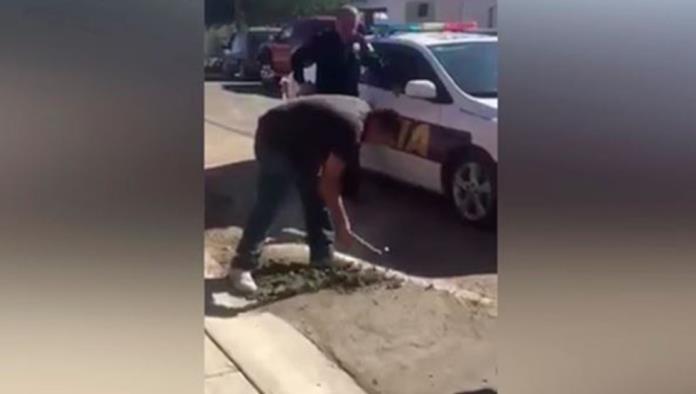 Policías multan a hombre por tapar bache y lo obligan a destaparlo