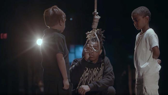 Un rapero negro de EE.UU. ahorca a un niño blanco en su último videoclip
