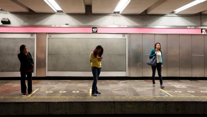 FUERTES IMÁGENES: Un esquizofrénico empuja a una mujer a las vías del metro en la Ciudad de México