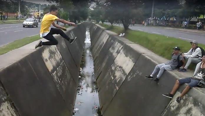 Parkour a la colombiana: se viraliza la acrobacia de un joven sobre un canal en Bogotá