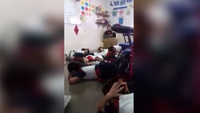 México: Una maestra canta para calmar a sus alumnos a pocos metros de una balacera (VIDEO)