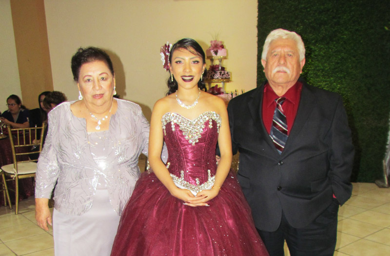 Jacqueline Ortega celebra sus XV Años
