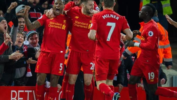 Liverpool sigue a la caza del Chelsea y aleja al City de la punta