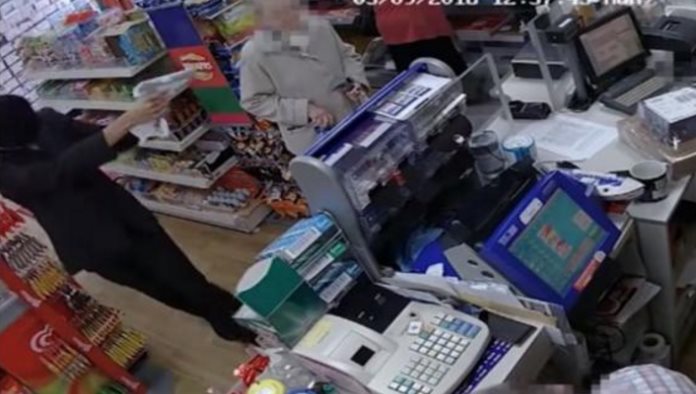VÍDEO: Ladrón usa pistola de juguete para asaltar tienda