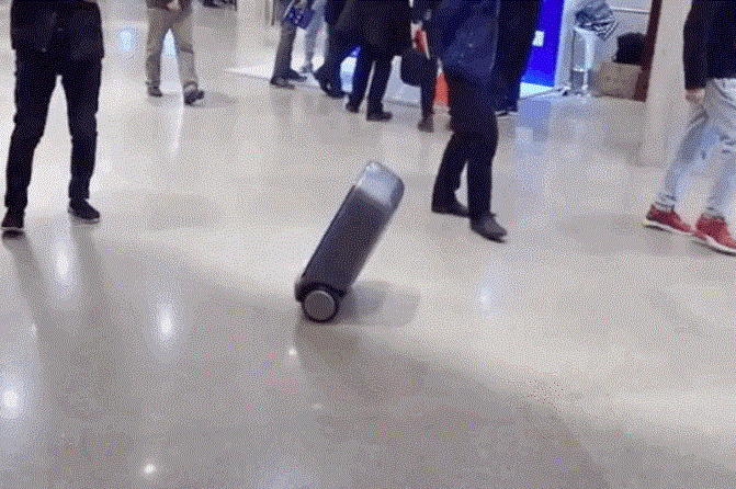 Esta maleta de viaje te sigue sola a todas partes
