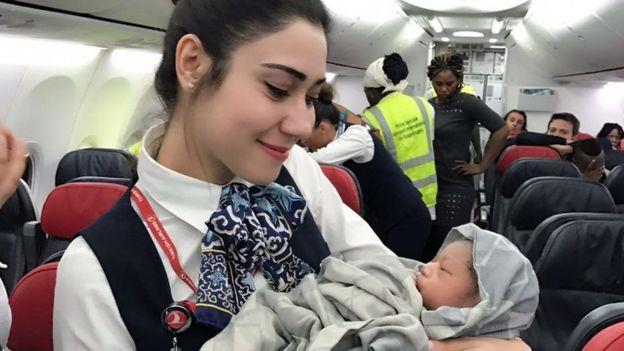 Esta bebé nació en pleno vuelo con ayuda de las sobrecargos