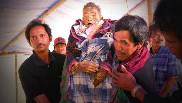 Video: El pueblo donde conviven y cuidan cadáveres como si fueran enfermos