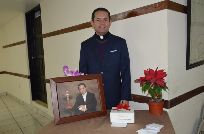 Padre Eduardo Vélez recibe muestras de cariño