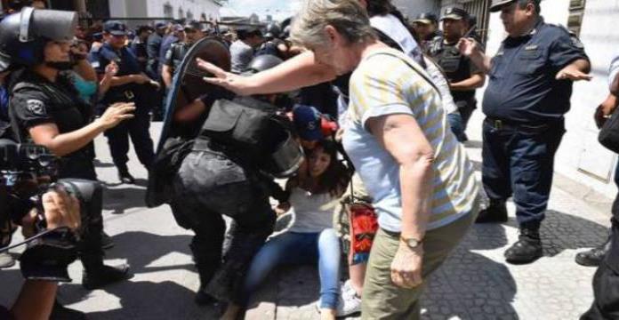 Policía reprime a diputados y manifestantes