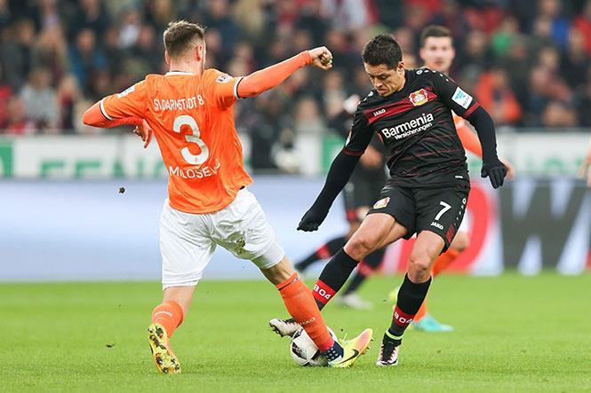 ‘Chicharito’ sigue sin anotar en triunfo del Leverkusen