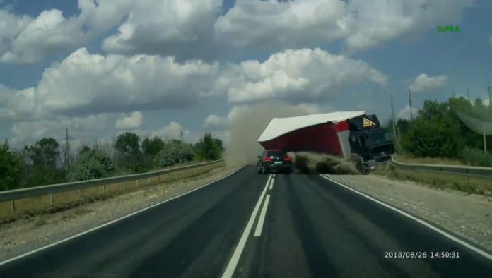 Impactante accidente de tráfico afecta a dos camiones y dos coches
