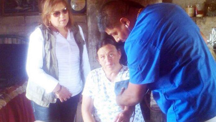 Primera dama de Villa Unión apoya con medicamentos
