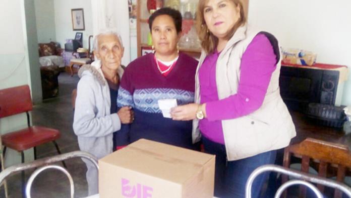 Apoyan en Villa Unión a adultos mayores con despensas y medicamentos