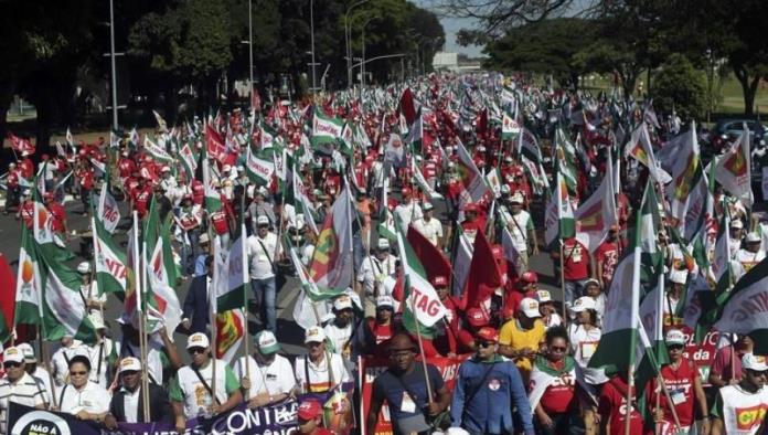 Marchan contra reforma laboral en Brasil