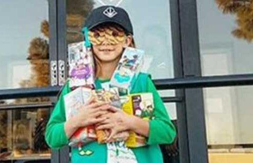 Niña vendió 300 cajas de galletas frente a una tienda de mariguana