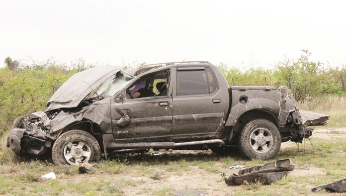 Muere paisano en volcadura