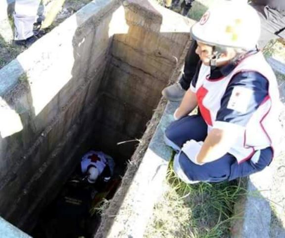 Mujer cae dentro de fosa en panteón