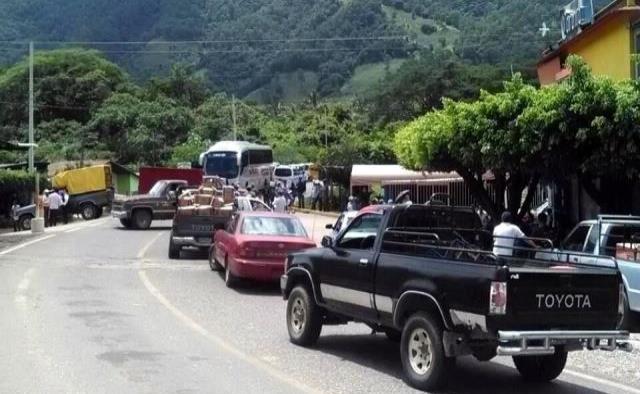 Bloquean carreteras en Chiapas