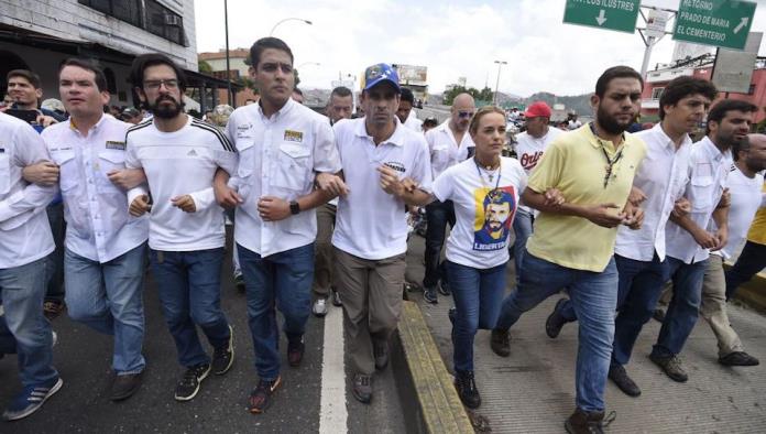 Marchan en silencio en Caracas por las víctimas tras protestas en Venezuela