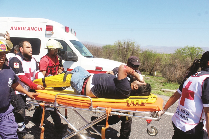 Cinco heridos en volcadura